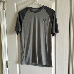 Men’s Small Gray Under Armour Loose Fit Athletic Shirt
